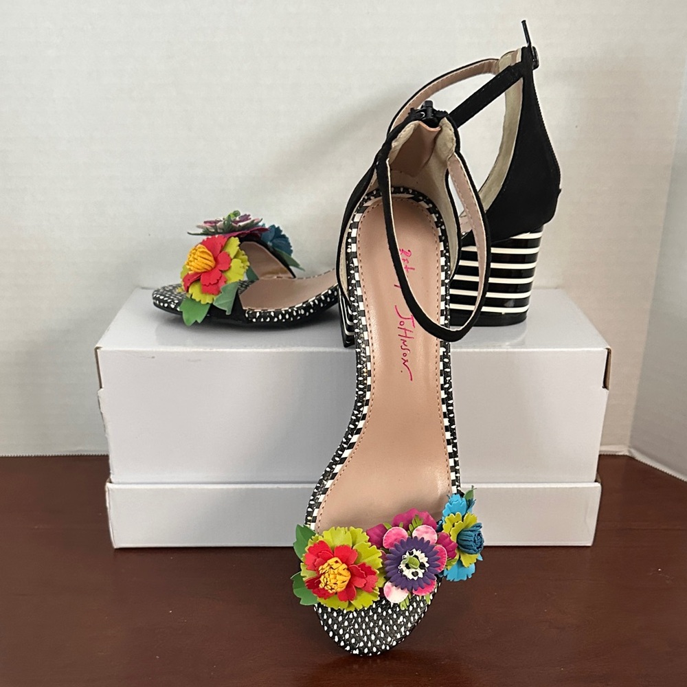 Betsey Johnson floral embellished 2.5” heels, size 8